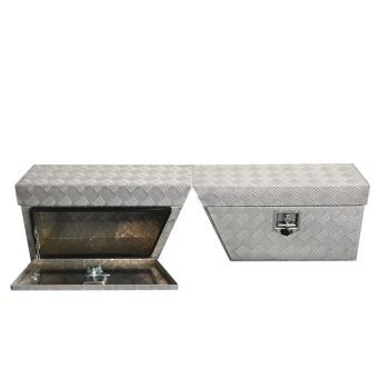 Di bawah Kotak Alat UTE Dulang